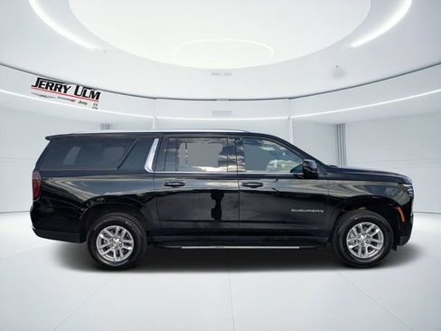 Used 2025 Chevrolet Suburban LT RWD image 2