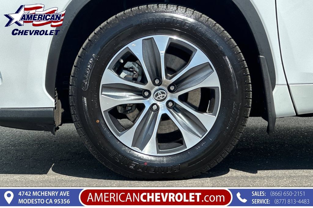 Used 2023 Toyota Highlander XLE AWD/4WD image 38
