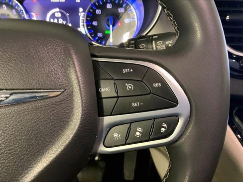 Used 2023 Chrysler Pacifica Touring-L FWD image 19