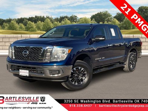 Used 2018 Nissan Titan SV image 1