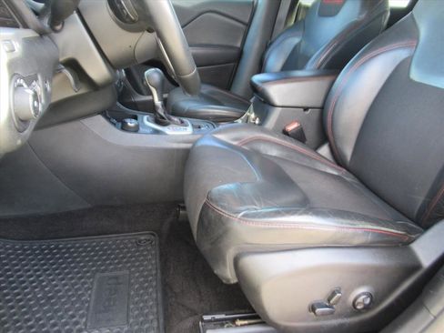 Used 2015 Jeep Cherokee Trailhawk w/ Comfort/Convenience Group image 16