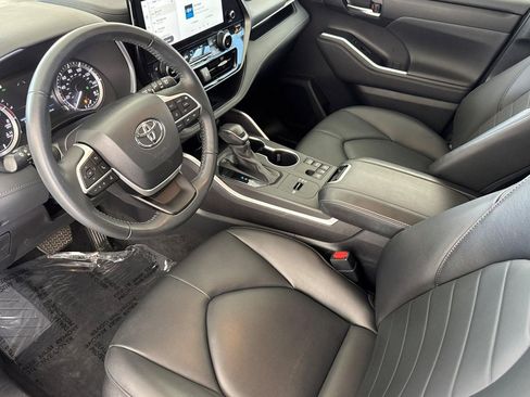 Used 2024 Toyota Highlander XLE FWD image 4