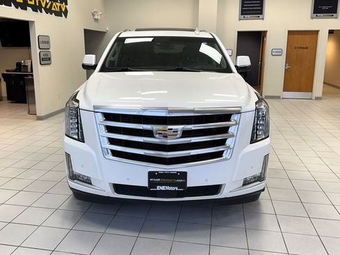 Used 2017 Cadillac Escalade Premium Luxury image 3