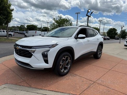 New 2026 Chevrolet Trax LT w/ Sunroof Package FWD image 3