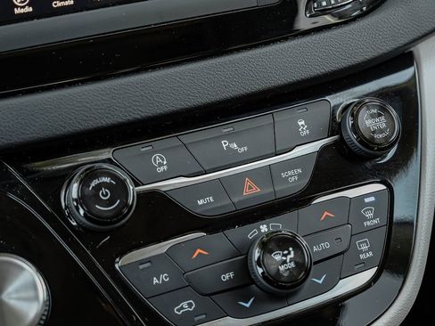 Used 2019 Chrysler Pacifica Touring-L image 33