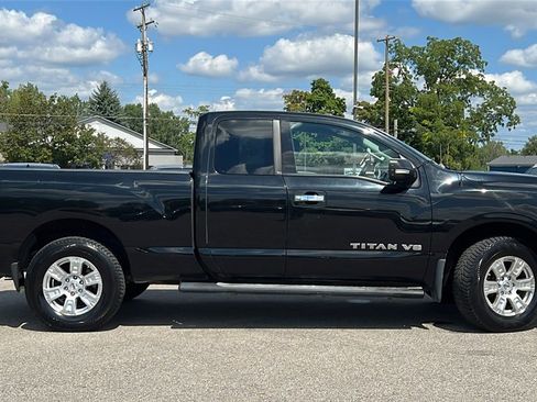 Used 2018 Nissan Titan SV image 4