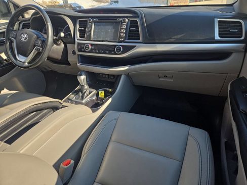 Used 2018 Toyota Highlander XLE image 30