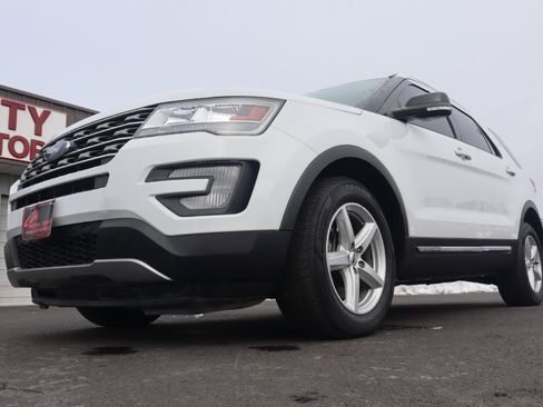 Used 2017 Ford Explorer XLT image 15