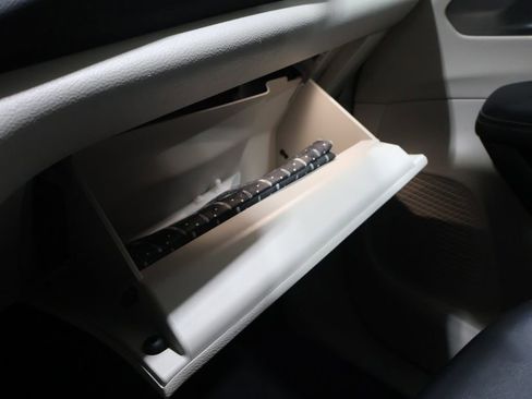 Certified 2024 Chrysler Pacifica Touring-L image 30