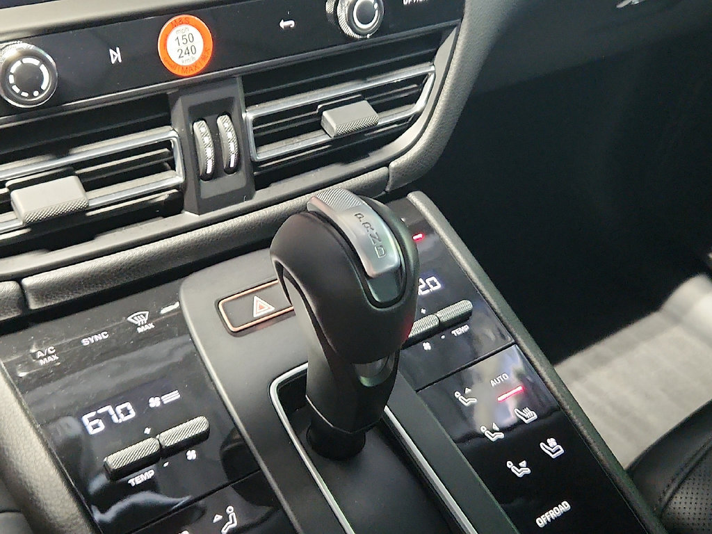 Certified 2026 Porsche Macan AWD/4WD image 15