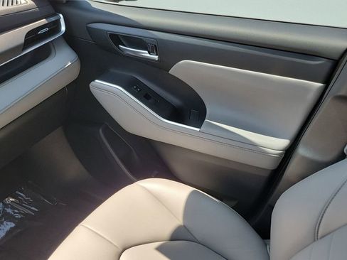 Used 2023 Toyota Highlander XLE image 16