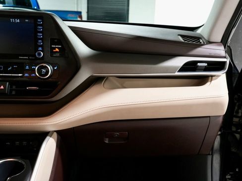 Used 2021 Toyota Highlander XLE image 25