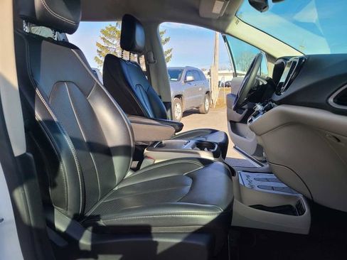 Used 2023 Chrysler Pacifica Touring-L image 19