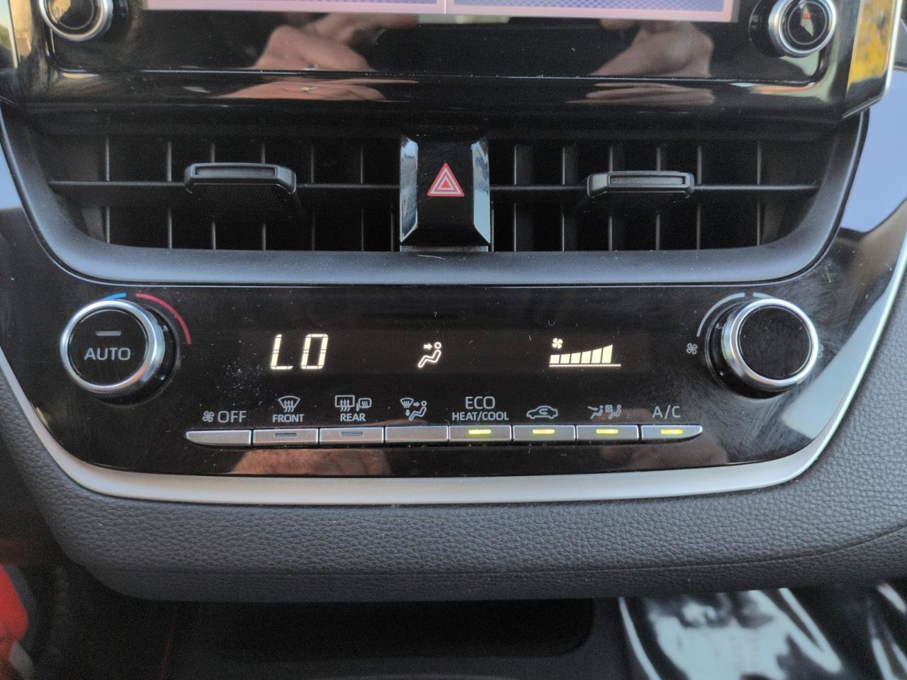 Used 2020 Toyota Corolla LE FWD image 25