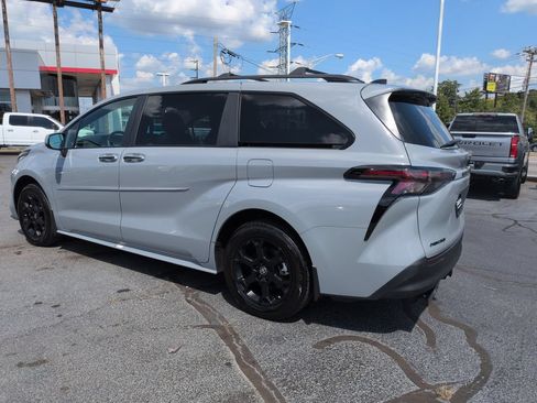 Certified 2025 Toyota Sienna XLE Woodland Edition AWD/4WD image 3