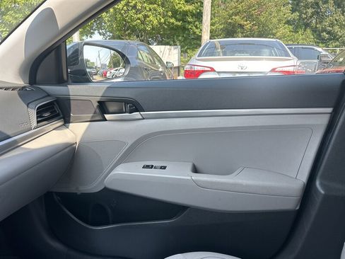 Used 2019 Hyundai Elantra SE FWD image 14