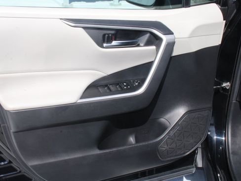 Used 2021 Toyota RAV4 XLE w/ Convenience Package FWD image 10
