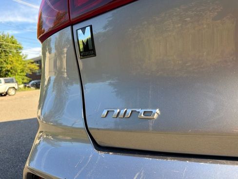 Certified 2022 Kia Niro EX Premium w/ Cold Weather Package FWD image 11