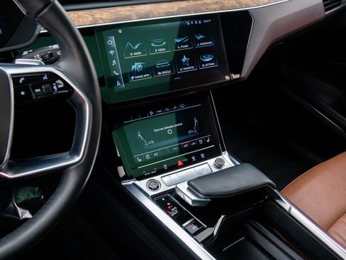Used 2022 Audi e-tron Premium Plus w/ Premium Plus Package image 15