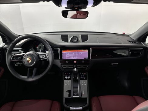 Certified 2025 Porsche Macan image 17