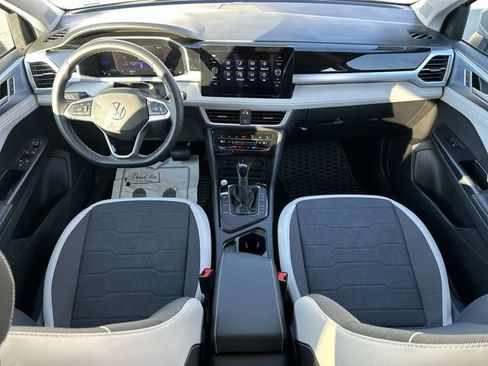 Certified 2025 Volkswagen Taos SE image 29