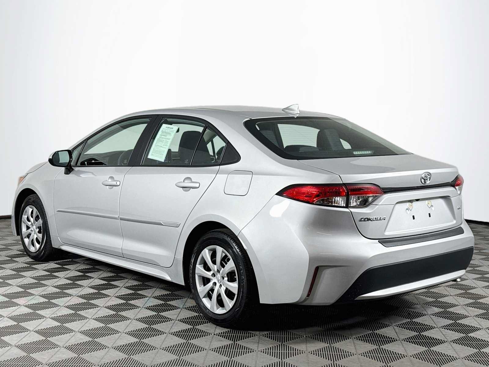 Used 2022 Toyota Corolla LE FWD image 7