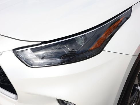 Used 2024 Toyota Highlander XLE image 10