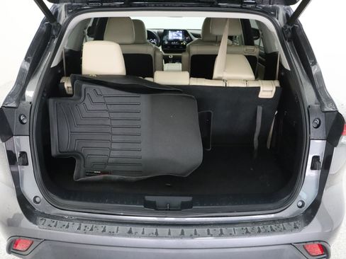 Used 2022 Toyota Highlander XLE AWD/4WD image 35