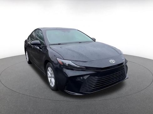 Used 2025 Toyota Camry LE image 3