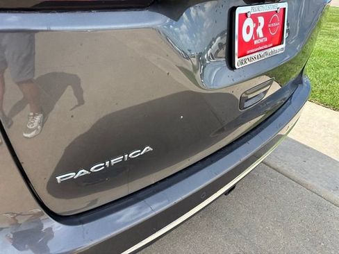 Used 2018 Chrysler Pacifica Touring-L FWD image 10