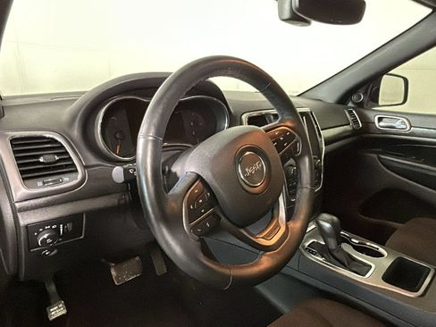 Used 2018 Jeep Grand Cherokee Laredo AWD/4WD image 16