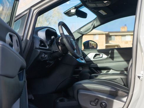 Used 2024 Chrysler Pacifica Touring-L w/ S Appearance Package image 11