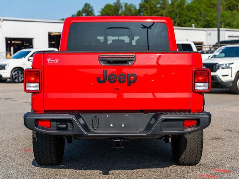 Used 2024 Jeep Gladiator Sport AWD/4WD image 8