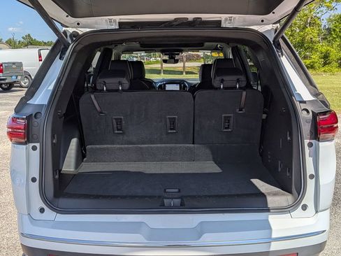 Used 2023 Chevrolet Traverse Premier FWD image 26