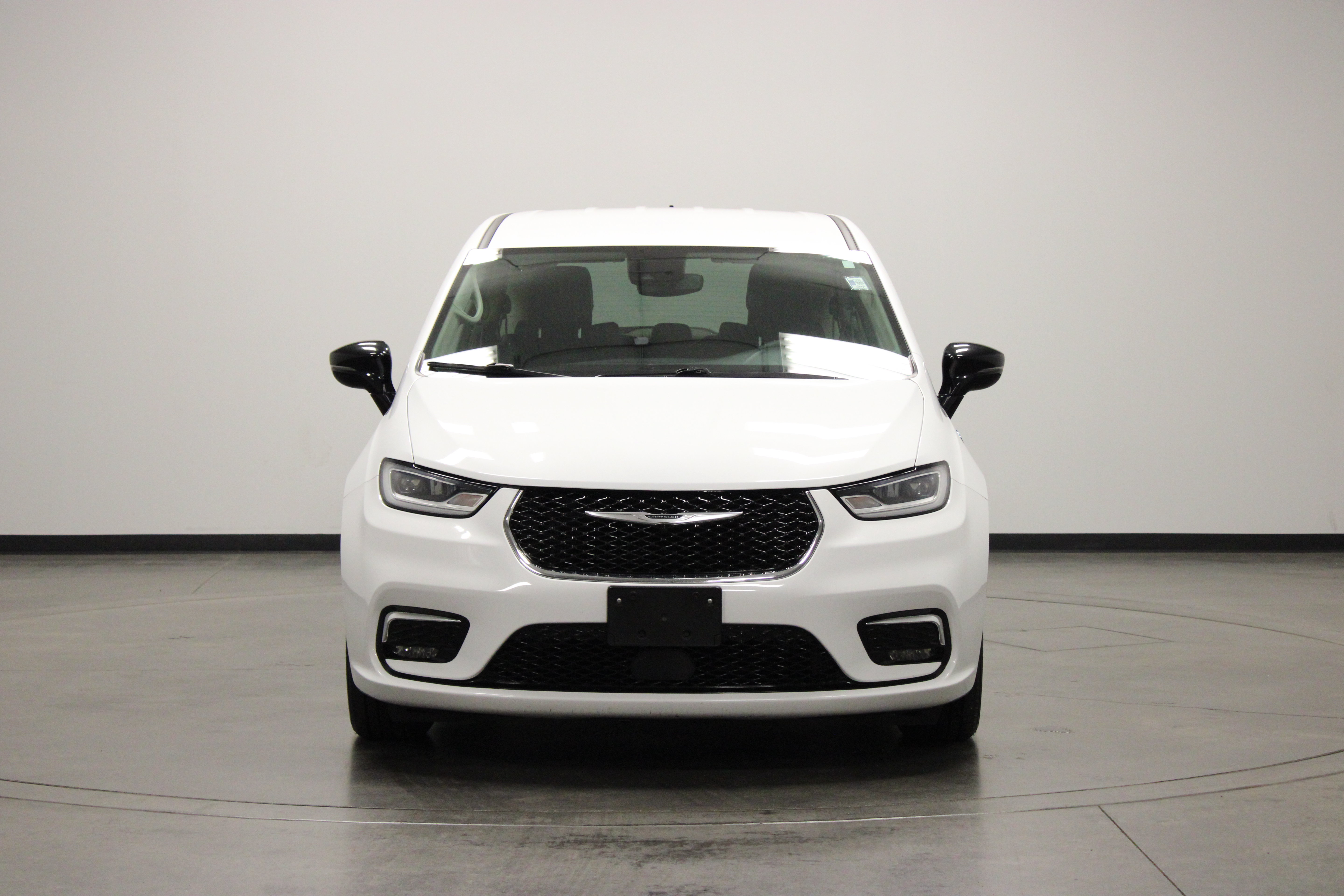 Used 2024 Chrysler Pacifica Limited FWD image 3