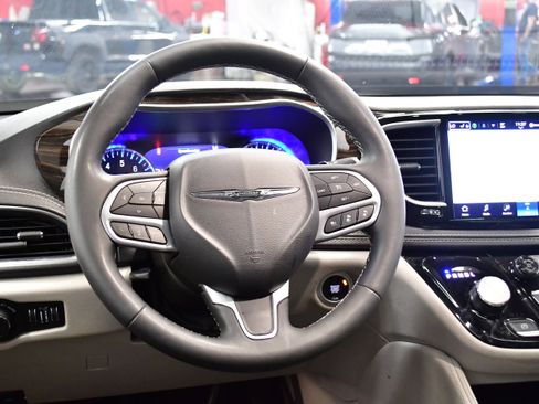 Used 2024 Chrysler Pacifica Limited image 19