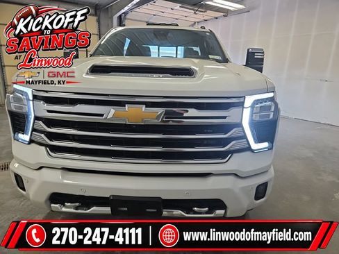 Used 2024 Chevrolet Silverado 2500 High Country w/ High Country Premium Package AWD/4WD image 3