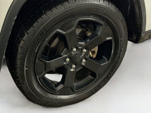 Used 2018 Jeep Grand Cherokee Laredo image 17