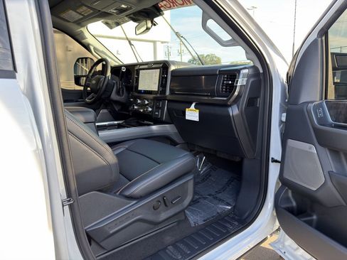 Used 2025 Ford F450 Lariat image 31