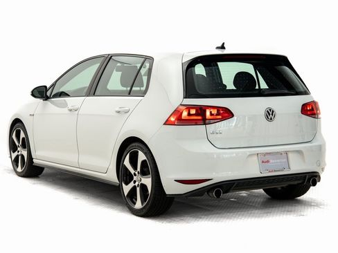 Used 2017 Volkswagen Golf S image 32