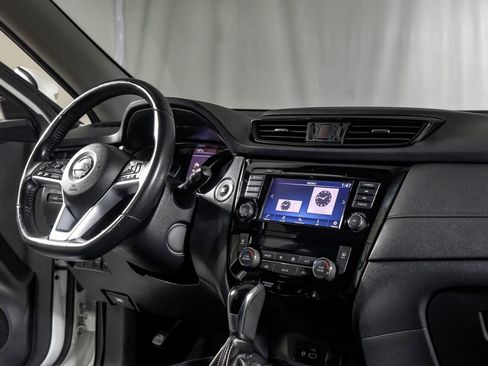 Used 2018 Nissan Rogue SV image 22