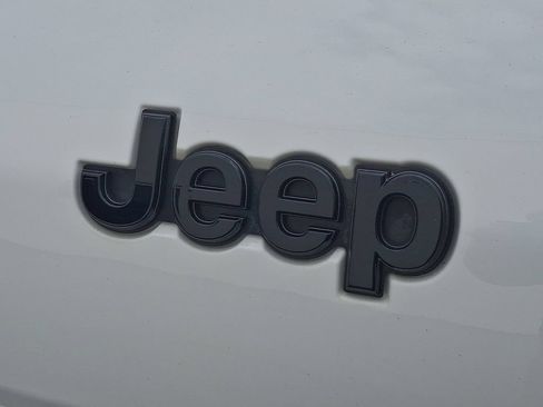 Used 2023 Jeep Grand Cherokee L Laredo AWD/4WD image 38