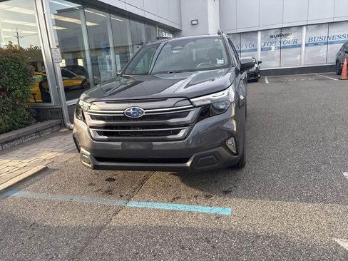 Used 2025 Subaru Forester Premium AWD/4WD image 5