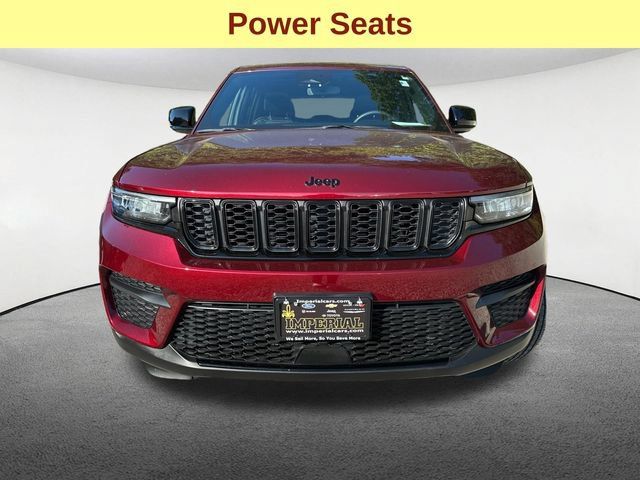 Used 2023 Jeep Grand Cherokee Altitude RWD image 4