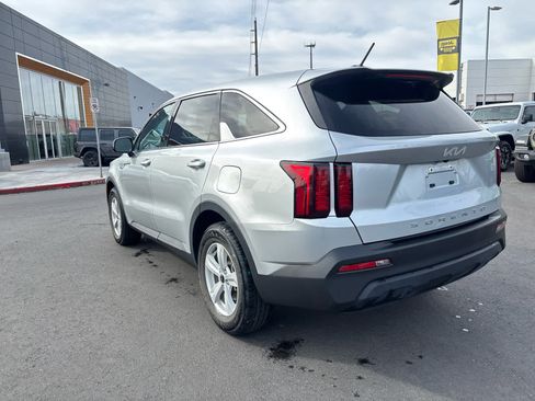 Used 2022 Kia Sorento LX image 7