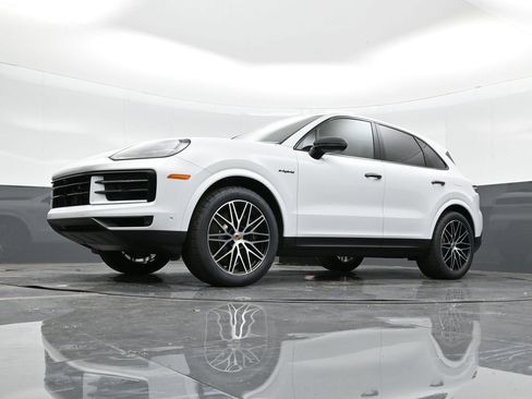 Used 2025 Porsche Cayenne E-Hybrid AWD/4WD image 34