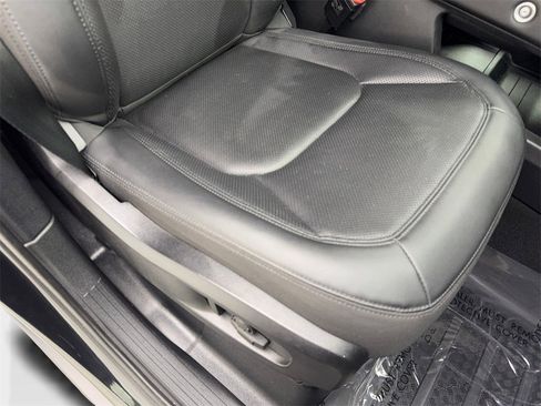 Used 2025 Land Rover Defender 110 S image 45