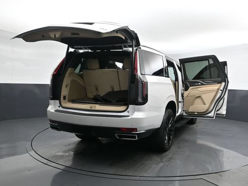 Used 2024 Cadillac Escalade Premium Luxury AWD/4WD image 28