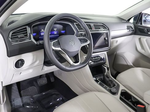 Used 2024 Volkswagen Tiguan SE image 28