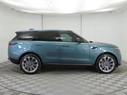 Used 2025 Land Rover Range Rover Sport SE image 4